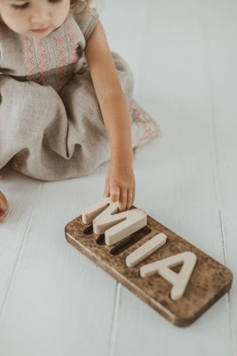 Egendefinert / personlig navnepuslespill i tre av Woodniout Montessori-leker