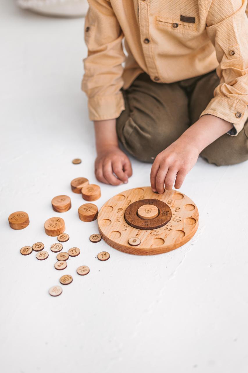 ウッディヌ・モンテッソーリ数学のおもちゃによる木製の数学のサーチ
