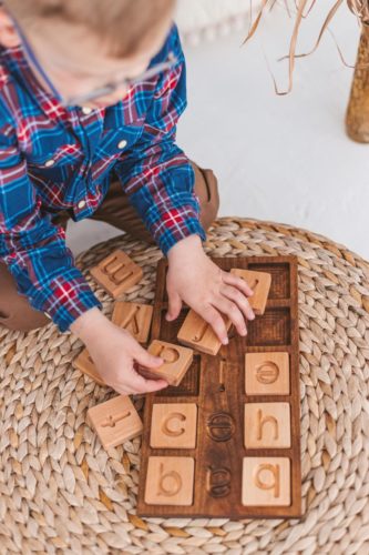 mots de famille. Plateau de scrabble junior en bois - jeu d’orthographe par Woodinout Learning toys