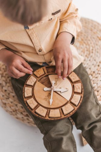 Apprenez à dire l’heure pour les enfants avec cette horloge en bois super cool