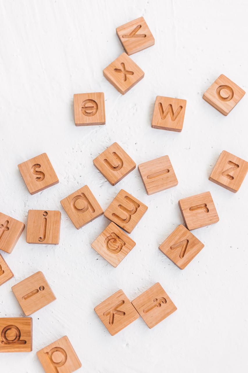 Trä alfabet block av Woodinout lärande leksaker