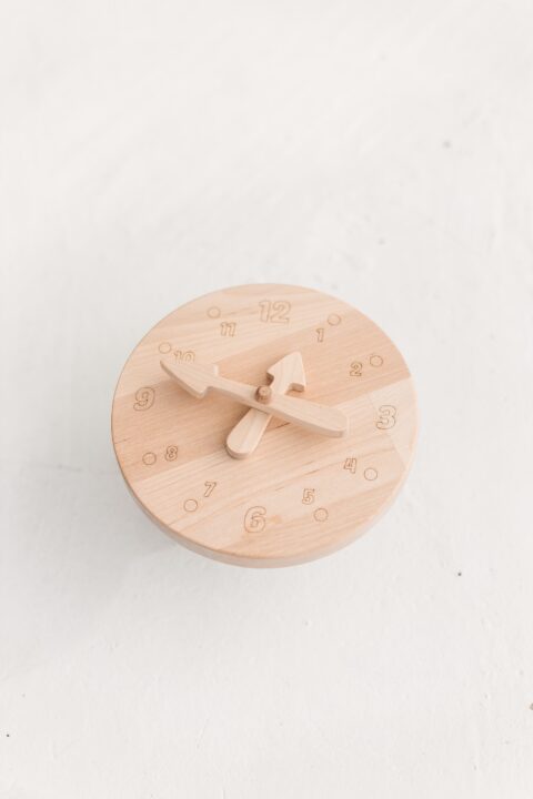 この木製時計のおもちゃは、モンテッソーリの材料コレクションに最適です。