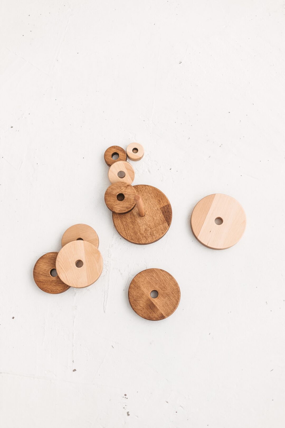 L’empileur d’anneaux en bois Montessori traditionnel est le meilleur jouet écologique, naturel et sûr pour le développement précoce du bébé.