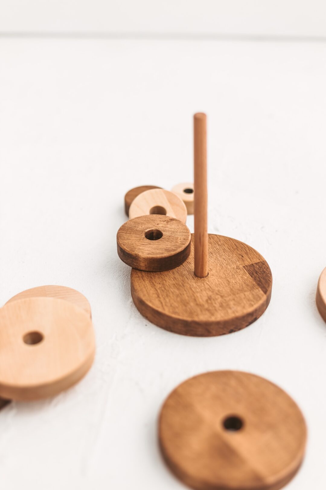 Traditionele Montessori houten ringstapelaar is het beste milieuvriendelijke, natuurlijke en veilige speelgoed voor de vroege ontwikkeling van de baby.