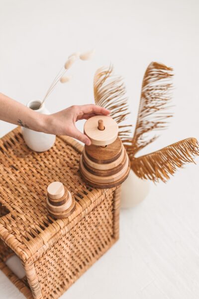 Traditionel Montessori træ ring stabler er den bedste miljøvenlige, naturlige og sikre legetøj til tidlig baby udvikling.